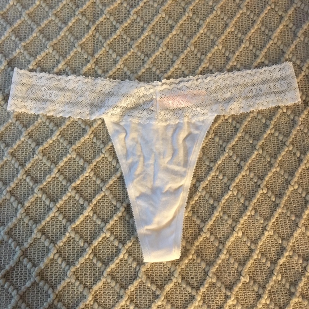 NWT ✨ VICTORIA’S SECRET white cotton thong w/lace✨